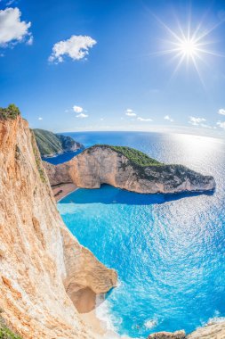 Yunanistan 'ın Zakynthos adasında gemi enkazı ve çiçekli Navagio plajı