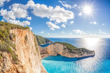 Yunanistan 'ın Zakynthos adasında gemi enkazı ve çiçekli Navagio plajı