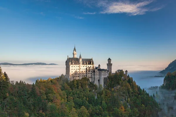 德国巴伐利亚著名的带有秋叶的新斯旺斯坦城堡 — 图库照片