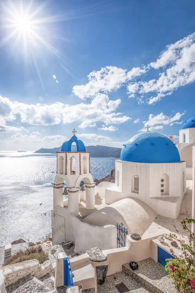 그리스 산토리니 바다에 반대하는 교회들이 아이아 — 스톡 사진