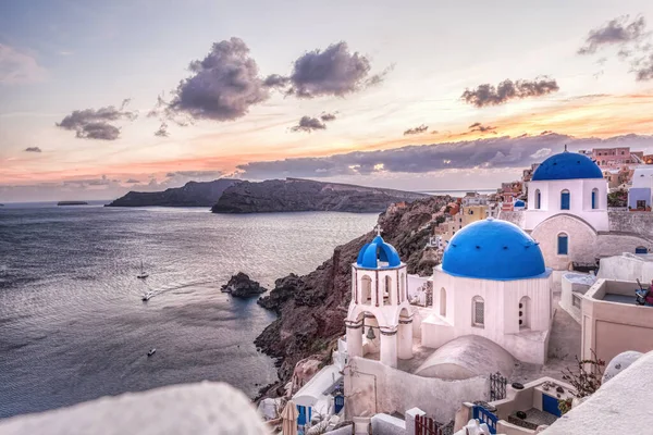 Oia Falu Templomokkal Naplemente Ellen Santorini Szigeten Görögországban — Stock Fotó