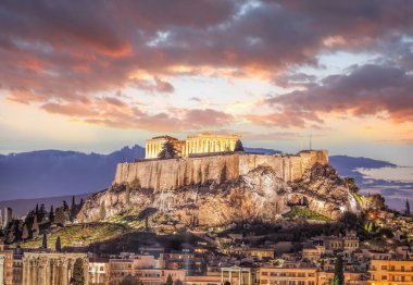 Atina, Yunanistan 'da gün batımına karşı Parthenon Tapınağı ile Akropol