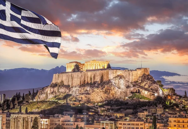 Akropol Świątynią Partenon Przeciwko Greckiej Fladze Atenach Grecja — Zdjęcie stockowe