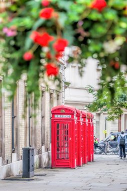 Covent Garden caddesindeki ünlü kırmızı telefon kulübeleri, Londra, İngiltere