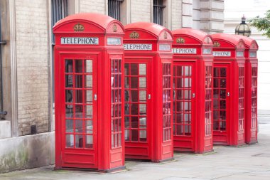 Covent Garden caddesindeki ünlü kırmızı telefon kulübeleri, Londra, İngiltere