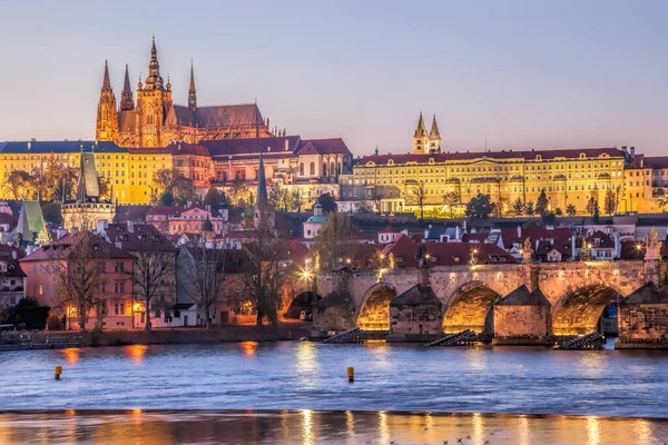 布拉格城堡 晚上有著名的查尔斯桥 捷克共和国 — 图库照片