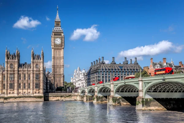 在英国伦敦 大本钟和议会大厦的桥上都有红色的公共汽车 — 图库照片
