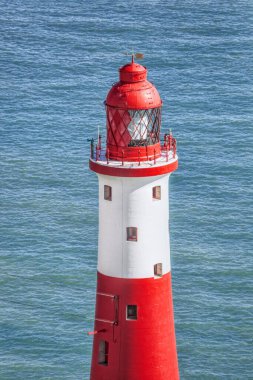 Eastbourne, Doğu Sussex, İngiltere yakınlarındaki mavi denize karşı Beachy Head Deniz Feneri