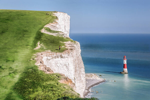 Маяк Beachy Head со скалами Шалк вблизи Истборна, Ист-Сассекс, Англия