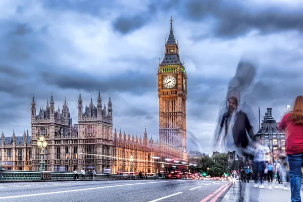 Big Ben Met Mensen Brug Avond Londen Engeland Verenigd Koninkrijk — Stockfoto
