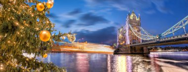 Londra, İngiltere 'de Noel zamanı Tower Bridge ile Panorama