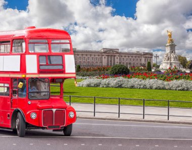 Büyük Ben 'in Londra, İngiltere' de eski kırmızı çift katlı otobüsü var.