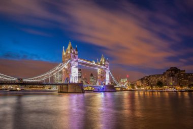 Londra, İngiltere ve İngiltere 'de geceleri gökyüzü dramatik olan Tower Bridge.
