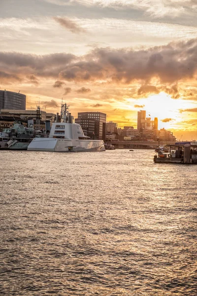 London Mit Booten Auf Der Themse Gegen Den Farbenfrohen Sonnenuntergang — Stockfoto