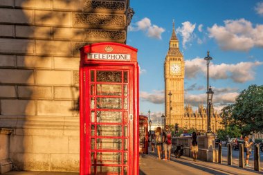 Big Ben 'in Londra, İngiltere ve İngiltere' deki kırmızı telefon kulübesi.