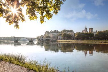 Avignon, Fransa 'nın Provence şehrinde akşam saatlerinde ünlü köprüsü olan Papalar Sarayı.