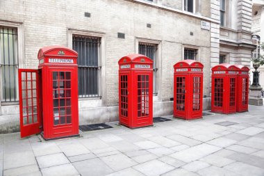 Covent Garden caddesindeki ünlü kırmızı telefon kulübeleri, Londra, İngiltere