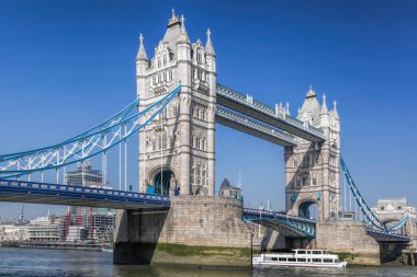 Londra, İngiltere ve İngiltere 'de mavi gökyüzü olan Tower Bridge.