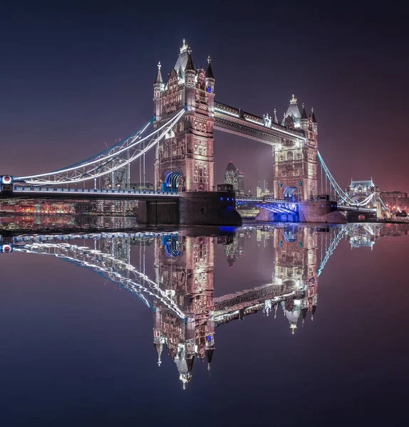 Tower Bridge Δραματικό Ουρανό Νύχτα Στο Λονδίνο Αγγλία Ηνωμένο Βασίλειο — Φωτογραφία Αρχείου