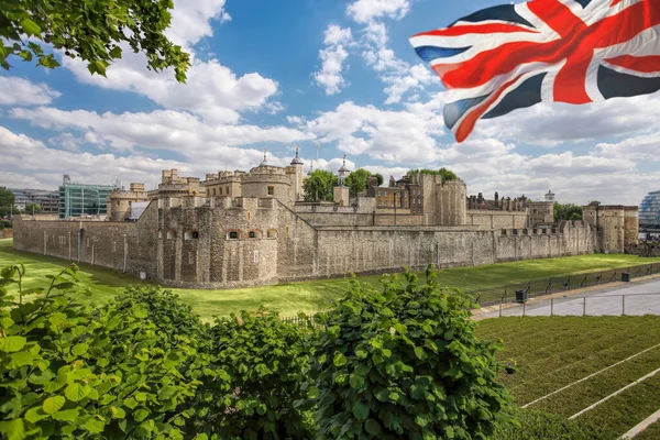 Tower London Flagą Anglii Londynie Tower Hill Wielka Brytania — Zdjęcie stockowe