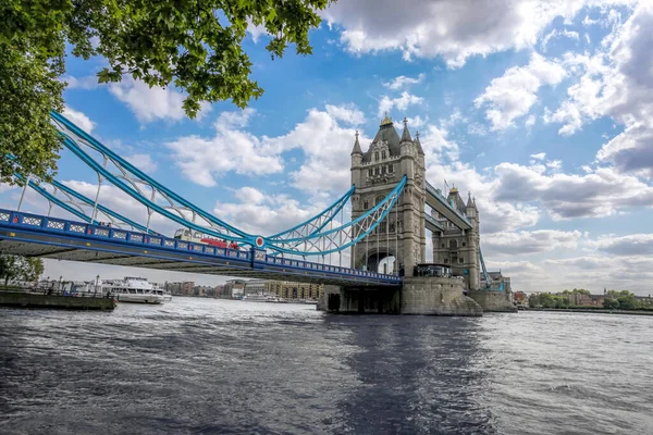 イギリス ロンドンのテムズ川とタワーブリッジ — ストック写真