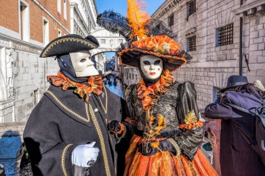 Venedik, İtalya 'da düzenlenen geleneksel festivalde renkli karnaval maskeleri