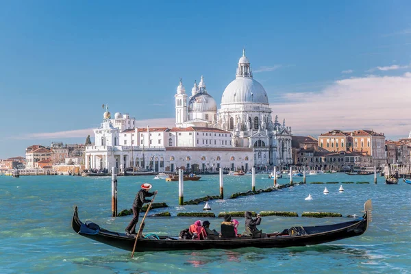 Kanał Grande Gondolą Przeciwko Bazylice Santa Maria Della Salute Wenecji — Zdjęcie stockowe