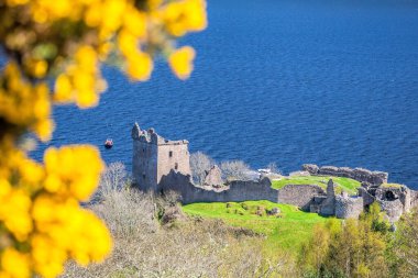 İskoçya 'da Loch Ness Gölü ve Urquhart Kalesi harabeleri