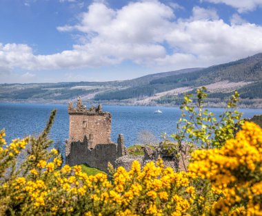 İskoçya 'da Loch Ness Gölü ve Urquhart Kalesi harabeleri