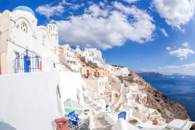 Yunanistan 'da Santorini adasında kiliseleri ve eski evleri olan Oia köyü