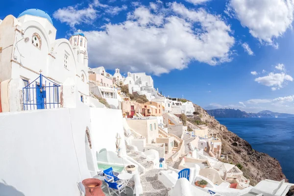 Yunanistan 'da Santorini adasında kiliseleri ve eski evleri olan Oia köyü