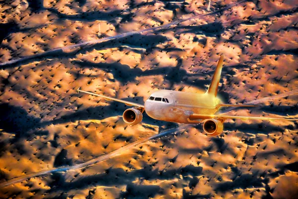 Ortadoğu Günbatımında Çölde Uçak — Stok fotoğraf