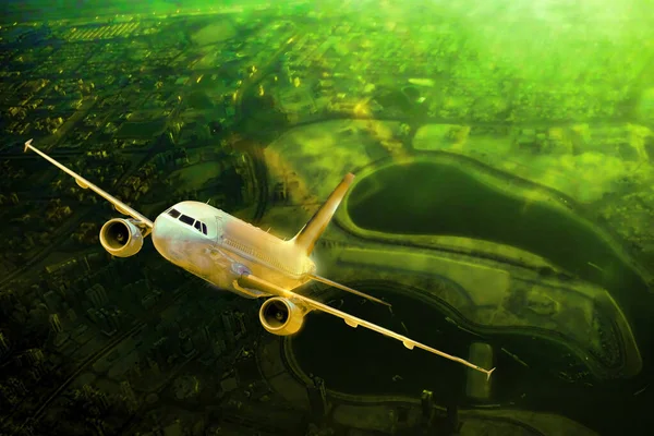 Avión Vuela Sobre Área Verde Contra Atardecer —  Fotos de Stock