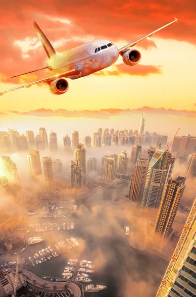Avión Está Volando Sobre Dubai Marina Contra Colorido Atardecer Ciudad — Foto de Stock