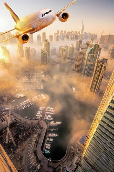 Avión Está Volando Sobre Dubai Marina Contra Colorido Atardecer Ciudad —  Fotos de Stock