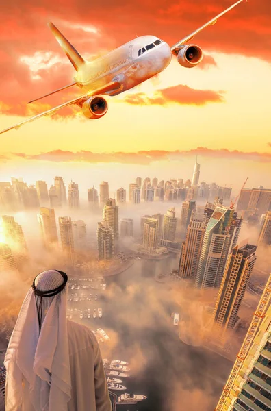 Hombre Negocios Árabe Observando Dubai Marina Con Avión Volando Contra — Foto de Stock