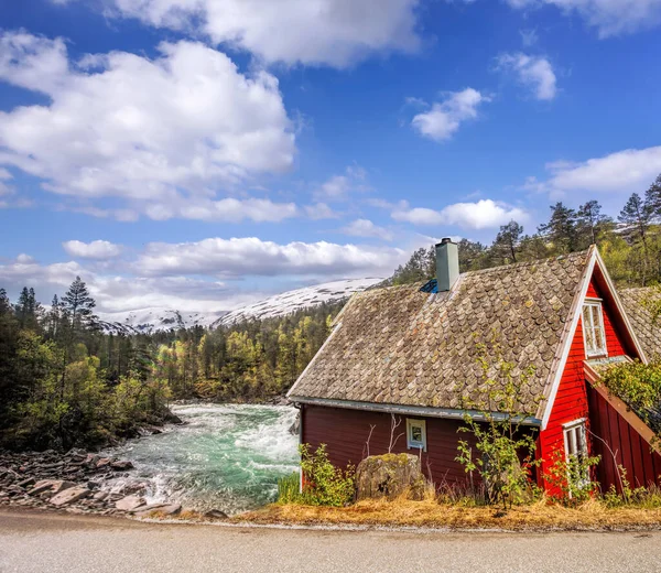 Noruega Com Típica Casa Campo Vermelha Contra Rio Selvagem Ferrovia — Fotografia de Stock