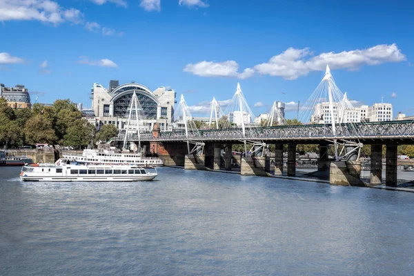 Golden Jubilee Bridge Met Toeristische Boten Londen Engeland Verenigd Koninkrijk — Stockfoto
