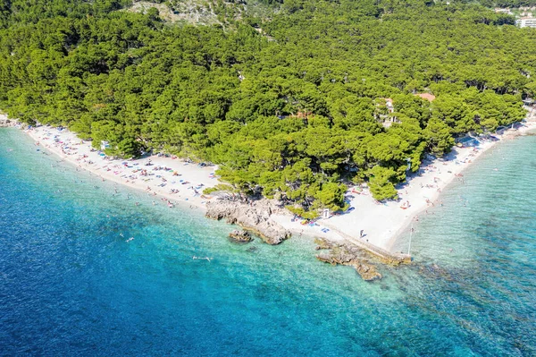 克罗地亚达尔马提亚Brela著名的蓝海蓬塔拉塔海滩 — 图库照片