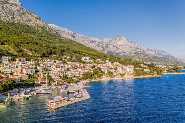Hırvatistan Dalmaçya Kentinde Limanı Olan Eski Brela Kasabası — Stok fotoğraf
