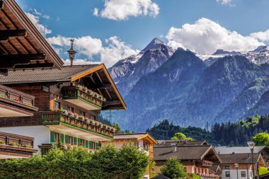 Salcburg bölgesindeki tipik Kitzsteinhorn buzuluna karşı emekli maaşı olan Kaprun köyü, Avusturya Alpleri