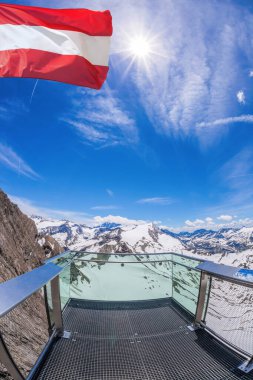  Avusturya bayrağına karşı Kitzsteinhorn buzulu manzarası - Zell am area, Salzburg area, Avusturya Alpleri, Avusturya
