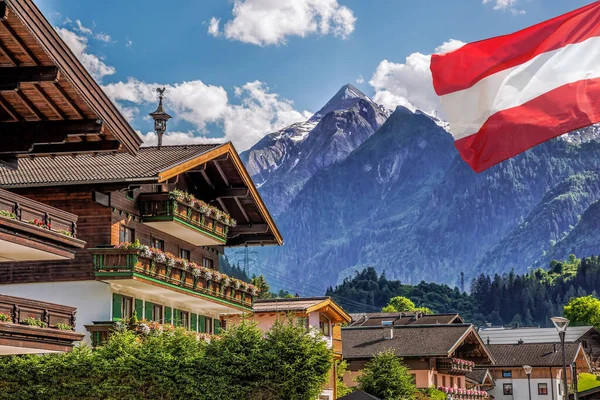 Kaprun Aldeia Com Hotel Contra Geleira Kitzsteinhorn Bandeira Austríaca Região — Fotografia de Stock