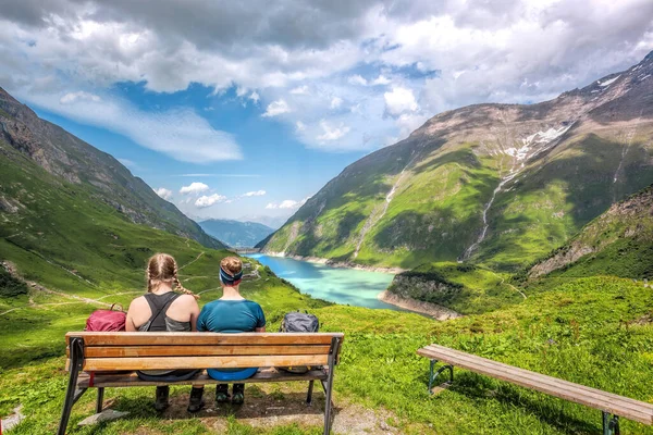 カプラン山リゾートのベンチに座って貯水池を見ている若い女性 カプラン Zell Am参照してください オーストリア — ストック写真