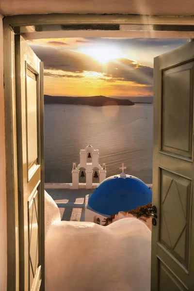 Santorini Uitzicht Met Traditionele Kerk Tegen Kleurrijke Zonsondergang Thira Stad — Stockfoto