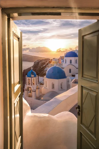 Santorini Uitzicht Met Kerken Tegen Kleurrijke Zonsondergang Oia Dorp Griekenland — Stockfoto