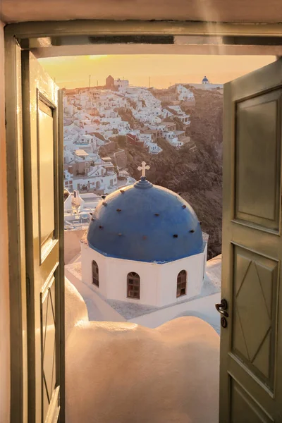 Vue Santorin Avec Église Traditionnelle Contre Coucher Soleil Coloré Dans — Photo