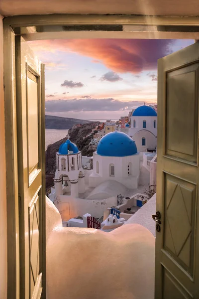 Santorini Uitzicht Met Kerken Tegen Kleurrijke Zonsondergang Oia Dorp Griekenland — Stockfoto