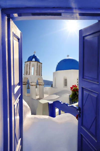 Вид Санторини Церквями Против Голубой Двери Деревне Греция — стоковое фото