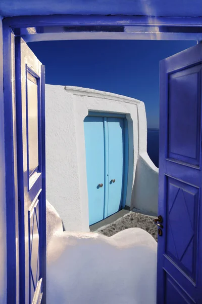 Santorini Ver Portas Azuis Tradicionais Aldeia Oia Grécia — Fotografia de Stock